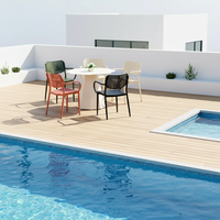 Chaise d'extérieur empilable moderne en alliage d'aluminium avec design à panneaux et logo par transfert d'eau pour la restauration et les locations événementielles (hôtels et parcs)