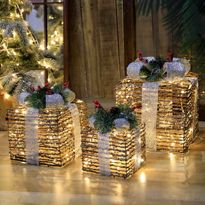 Nuevo Diseño de Caja de Regalo Navideña de Hierro con Oropel, Juego de 3 Piezas, Adornos Navideños Brillantes para Exhibición en Ventanas de Hotel - Product Image 1