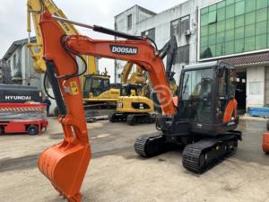 Excavateur sur chenilles Doosan DX55 d'occasion 5.5 tonnes Stabilité hydraulique Faible consommation d'énergie Meilleure vente avec moteur de pompe moteur - Product Image 5