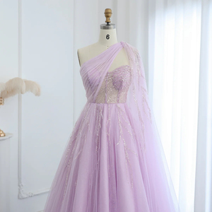 ชุดราตรี LSZ465 สีม่วงไลแลค ดีไซน์ไหล่เดียว แขนเคป ประดับคริสตัล 3 มิติ ขนนกธรรมชาติ ทรงเอไลน์ ยาวกรอมพื้น - Product Image 4