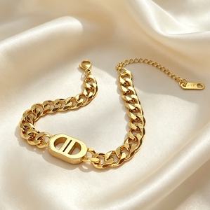 Bracciale a catena cubana in acciaio al titanio unisex con doppia lettera D, placcato oro, anallergico, gioiello da festa, regalo, per uso quotidiano - Product Image 2