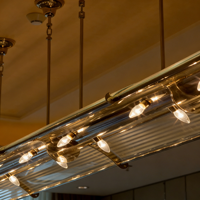 Lustre linéaire moderne de luxe, suspension en verre côtelé, luminaire personnalisé en laiton pour salle de conférence d'hôtel, idéal pour les projets