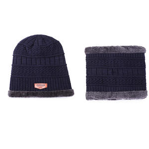 Set Invernale Personalizzato alla Moda con <span class=keywords><strong>Cappello</strong></span>, <span class=keywords><strong>Sciarpa</strong></span> <span class=keywords><strong>e</strong></span> Guanti Lavorati a Maglia OEM da Uomo - Product Image 2