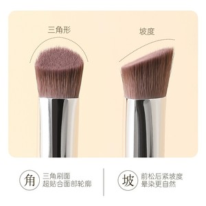 Brocha correctora en ángulo con fibras sintéticas y mango de madera para realzar y aclarar las surcos lacrimales - Product Image 3