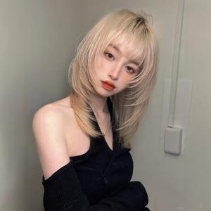 Peluca Larga y Lisa para Mujer Dm760, Color Blanco Dorado Claro con Flequillo Lateral, Línea de Cabello Natural, Encaje Transparente, Fibra Kanekalon - Product Image 1