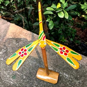 [HOJA DE ALTA CALIDAD] Libélula de Bambú Pintada a Mano de Blue Lotus Farm, Juguete de Equilibrio Artesanal, Decoración para Mesa de Hogar/Escritorio, Recuerdo de Boda - Product Image 1