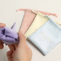Pochette à bijoux en velours satiné imprimée flexographique avec logo personnalisé Reuners, estampée à chaud, avec cordon de serrage, couleur douce de qualité supérieure, recyclable