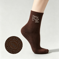 Chaussettes de Pilates personnalisées en gros avec logo, chaussettes brodées marron chocolat, chaussettes antidérapantes pour studio de yoga
