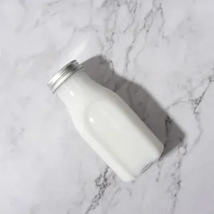 थोक खाली पीईटी जूस पेय प्लास्टिक साफ़ पेय मिनी दूध की बोतलें स्क्रू कैप के साथ
