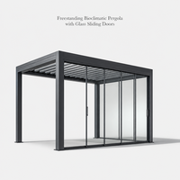 Pergola bioclimatique autoportante en aluminium avec toit à lames orientables et portes coulissantes en verre pour ombrage extérieur