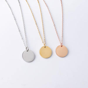 Collier pendentif rond en acier inoxydable plaqué or 18 ct simple, multi-taille, personnalisable pour femme, cadeau - Product Image 3