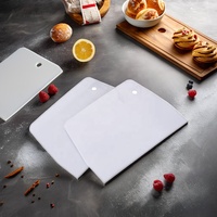 Outil trapézoïdal de gâteau en plastique de conception de trou suspendu grattoir de gâteau de pâte de revêtement antiadhésif pour la coupe de beurre de pâte de nouilles
