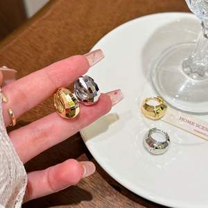 2025 ट्रेंडी रेट्रो होंग कांग शैली के पीतल की बालियां आधा घुमावदार चौड़ा ज्यामितीय पैटर्न फैशनेबल इंटरनेट सेलिब्रिटी सुई स्टड - Product Image 5