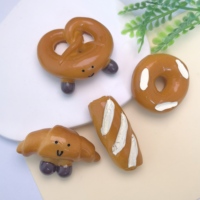 Nouvelles créations : 100 pièces/lot de jolies miniatures de pain de dessin animé, jouets alimentaires pour maison de poupée, embellissements pour coques de téléphone, fournisseur pour fêtes et événements.