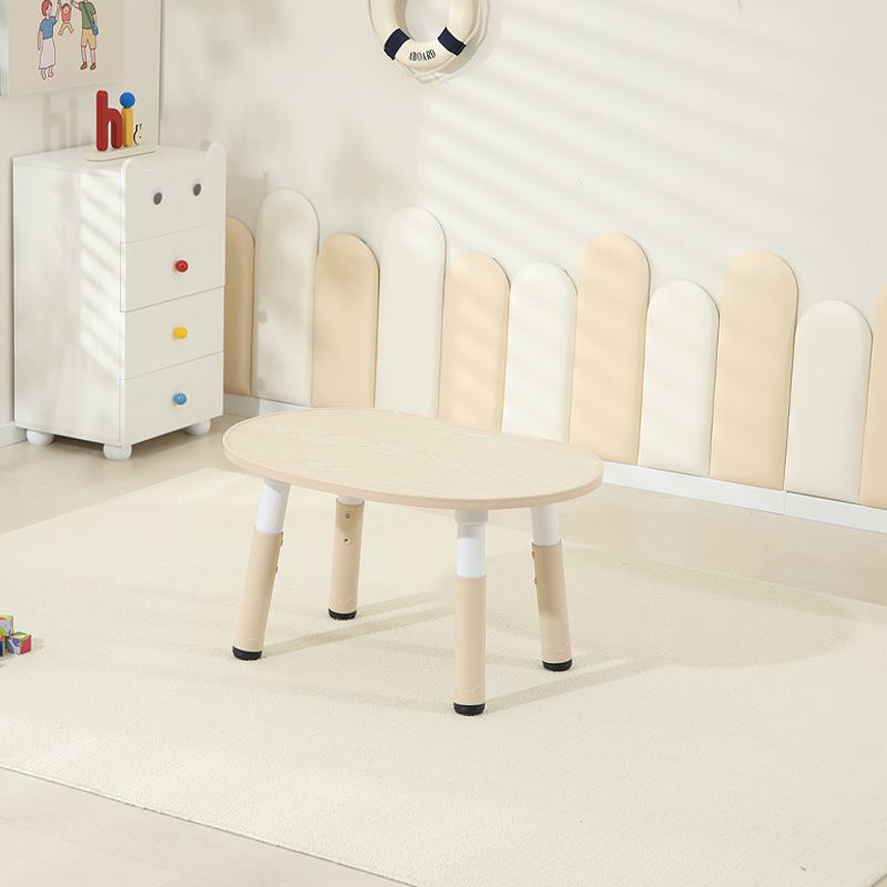 Mesa individual color madera veteada.