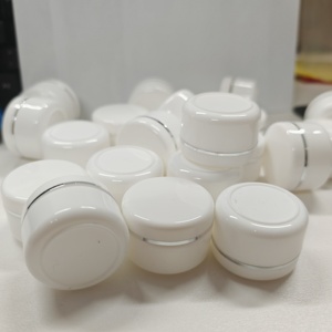 Pot en plastique pour crème cosmétique de haute qualité, impression de logo luxueuse, 50g 100g 250g, bord doré, blanc, en plastique PP - Product Image 2