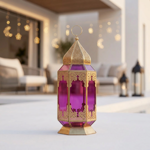 Lanterne à bougie marocaine en métal doré avec verre rose pour la décoration de la maison pendant le Ramadan - Product Image 2