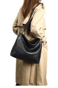 Bolso de Hombro de Cuero PU Tejido con Logotipo Personalizado, Bolso Tote Negro Premium, Bolso Bandolera de Hombro Único Tejido a Mano, Bolso Tote para Mujer - Product Image 1