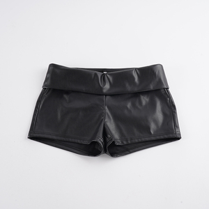 Shorts en similicuir tricoté 140g pour femme avec ourlet retroussé, taille basse, coupe slim, style streetwear, finition mate, Y2K, sexy, décontracté - Product Image 2
