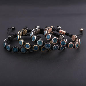 Pulsera de Macramé Trenzada con Cuentas Redondas de Latón y Cuero de Piel de Pescado Azul Personalizada de Alta Calidad para Hombre - Product Image 6