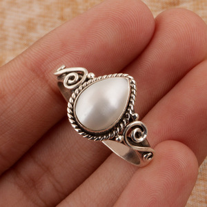Anello Vintage Stile Barocco con Perle, Elegante Gioiello Classico di Moda per Donne - Product Image 1