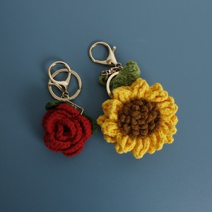 Breloque de sac en <span class=keywords><strong>laine</strong></span> tricotée à la main pour femme, pendentif en crochet, <span class=keywords><strong>porte</strong></span>-clés de Noël avec motif de rose et de tournesol - Product Image 1