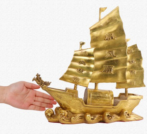 Une figurine de bateau à voile lisse avec une tête de dragon. Un bateau naviguant sur la mer. Objet décoratif pour le salon ou le bureau. - Product Image 3
