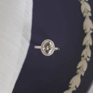 Bague de fiançailles solitaire en diamant taille ovale sertie à griffes, or 14k/18k, grande bague unisexe en diamant naturel certifié, design élégant - Product Image 5