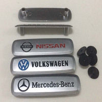 Autocollant de voiture en aluminium Plaque métallique de voiture Badge en métal 3D en relief Logo Étiquettes chromées pour tapis de voiture