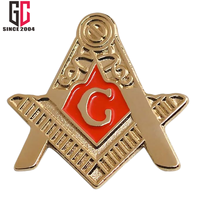 Pin de Solapa Masónico de Metal Esmaltado Dorado y Rojo, Diseño Maestro Masón, Regalo Artesanal, Fabricación Personalizada con 15 Años de Experiencia