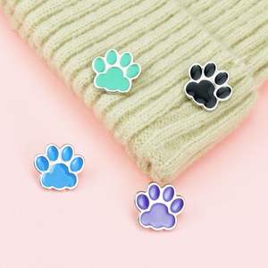 Эмалированная Заколка-талисман для школы с мультяшным принтом лапы животных, жесткая эмалированная заколка для лап кошек и собак, рекламный сувенир - Product Image 5
