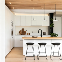 Cuisine Modulaire Moderne Personnalisée en Blanc Brillant, Matériaux Écologiques Ignifuges, Solution Complète pour Villa