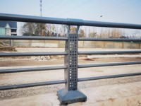 Clôture de protection de pont en acier inoxydable Paysage Rampe de rivière Tuyau galvanisé Autoroute des deux côtés Rambarde anti-collision