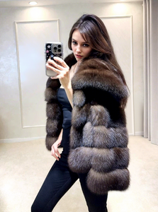 Cappotto Corto da Donna in Finta <span class=keywords><strong>Pelliccia</strong></span> Stile Zibellino Russo, Inverno 2024, Ecologico, Nero e Oro, con Ampio Risvolto, Design Chic Perfetto - Product Image 4