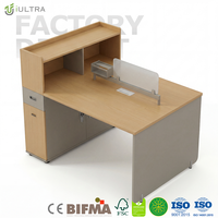 Bureau de travail moderne avec armoire de rangement, écran de confidentialité et table d'ordinateur bicolore pour poste de travail individuel