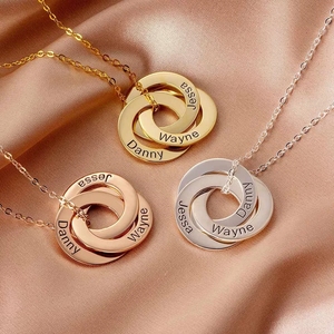 Collier tendance RFJEWEL en or avec cercles entrelacés personnalisables, bijou gravable avec nom, cadeau pour la fête des mères, pour femmes, famille, amis - Product Image 1