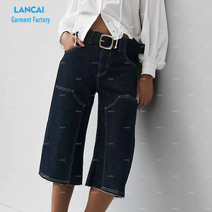 Jeans décontractés personnalisés pour femmes, longueur mi-genou, coupe droite, écologiques, bleu clair, taille boutonnée, en tissu denim, vente en gros de vêtements - Product Image 2