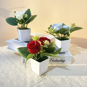 Mini bonsaï de rose artificielle dans un petit pot carré pour décoration de mariage - Product Image 2