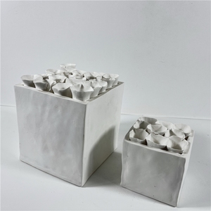 แจกันเซรามิกสีขาวทันสมัย รูปทรงกลีบดอกไม้โดดเด่น ดีไซน์ร่วมสมัยสำหรับตกแต่งบนโต๊ะ - Product Image 1