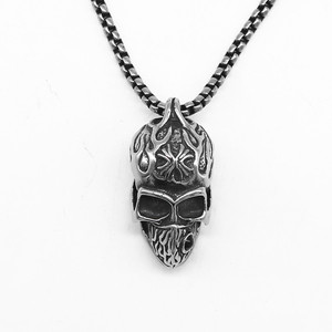 yunnique Colgante de máscara de calavera de acero inoxidable con diamantes de imitación, collar unisex, regalo - Product Image 1