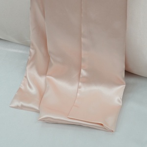 Set di <span class=keywords><strong>Federe</strong></span> in Raso <span class=keywords><strong>Rosa</strong></span> Imitazione Seta con Logo Personalizzato, Confezione Scrunchie, Elastico per Capelli, Mascherina per Dormire di Lusso - Product Image 5