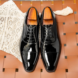 Zapatos casuales de caballero con suela de cuero, estilo inglés, con punta en pico y cordones. - Product Image 1