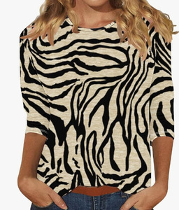 Camiseta de verano de manga siete cuartos para mujer, estilo étnico, floral, bonita, holgada, con cuello redondo y estampado - Product Image 1