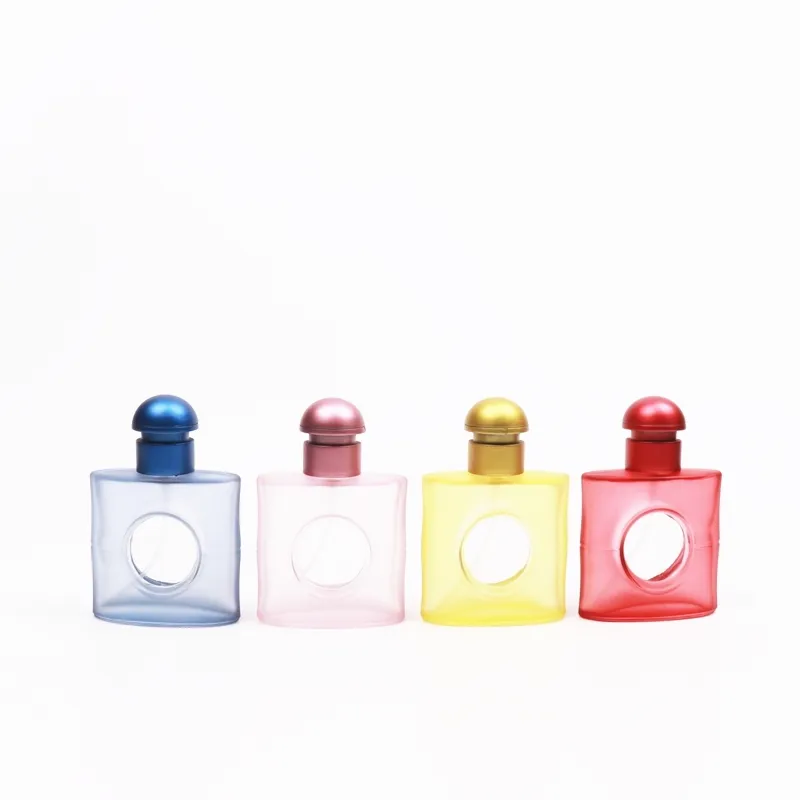 ユニークなデザインの彫刻30MLスプレーカラー正方形ガラス香水瓶