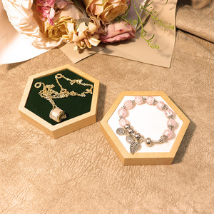 Bandeja hexagonal pequeña de haya para exhibición de joyas, soporte de exhibición de joyas, suministro de fábrica, venta al por mayor - Product Image 2