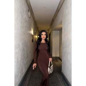 Vestido de Noche Largo con Lentejuelas Marrones, Cuello Alto y Cintura Imperio, Talla XS, Estilo Formal para Fiesta con Lazo en la Espalda - Product Image 1