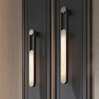Applique murale linéaire en marbre avec abat-jour capsule, cadre en fer, lumière douce et chaude, pour chambre, salon, couloir, hôtel, applique murale moderne de luxe