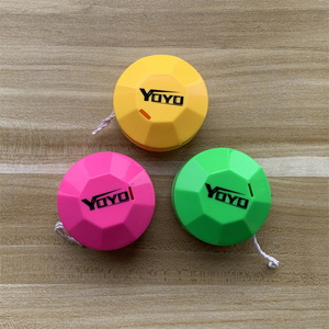Vente en gros de mini yo-yo pour enfants, yo-yo classique à surface polygonale de couleur unie brillante, petit yo-yo à manivelle, jouet de jeu de balle - Product Image 4