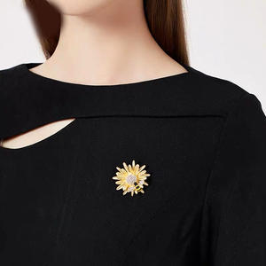 Nouveau Design Rose Opéra Cape Broche Goutte À Goutte Huile Douce <span class=keywords><strong>Marguerite</strong></span> Broches Fleur Jaune Abeille Poitrine pour Femmes - Product Image 6