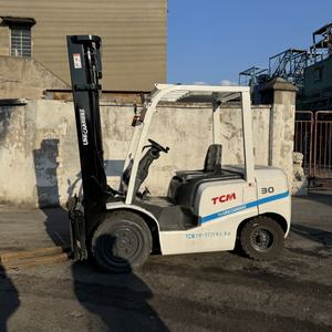 Chariot élévateur diesel TCM FD25T3 d'occasion, mât à 3 étages, haute efficacité pour la construction et la manutention de matériaux en entrepôt - Product Image 3